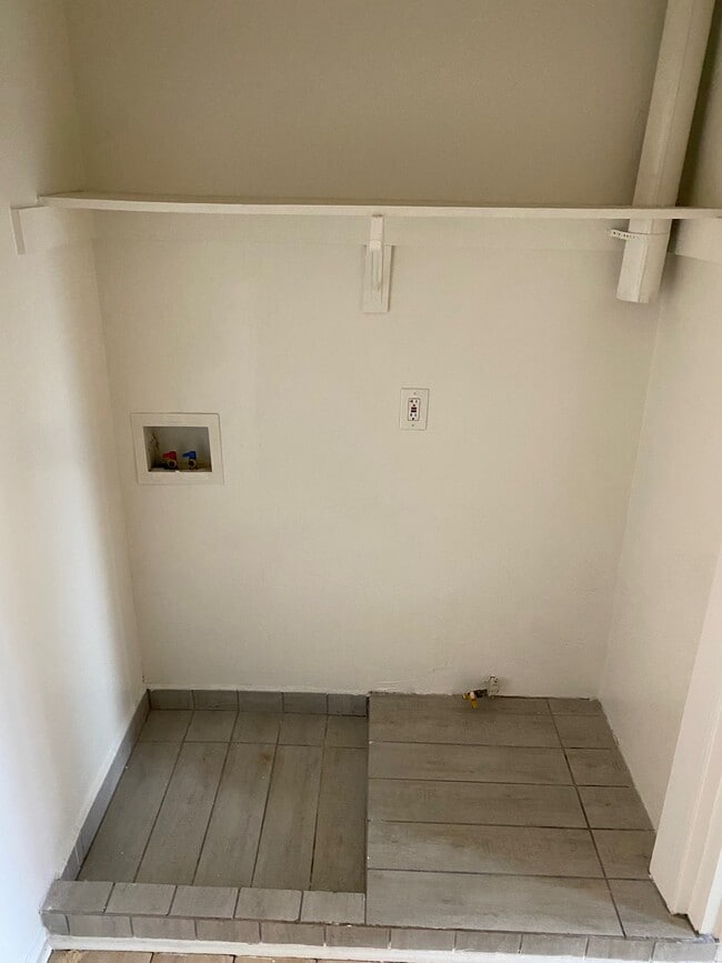 Building Photo - 262 E Allenhurst St