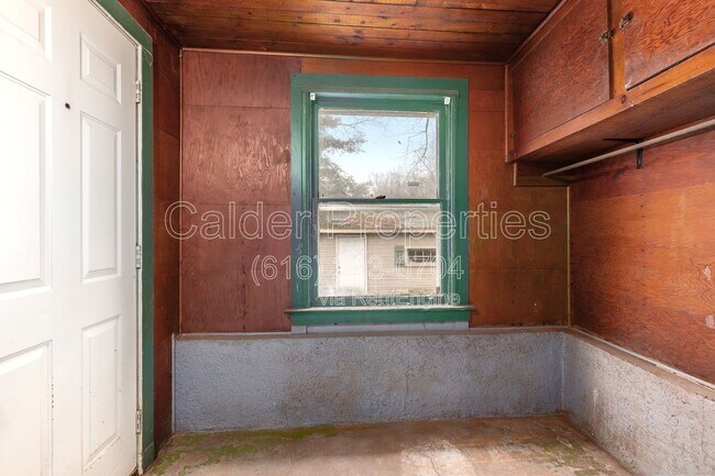 Building Photo - 950 Merritt St SE