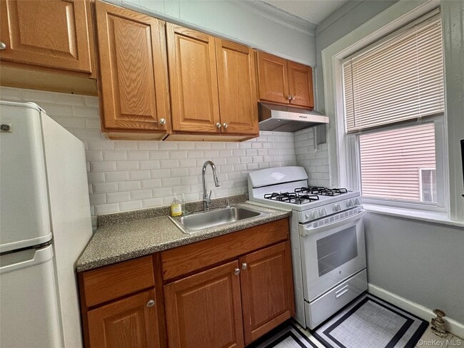 Building Photo - 645 E Beech St