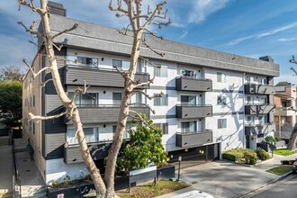 Building Photo - 4432 Coldwater Canyon