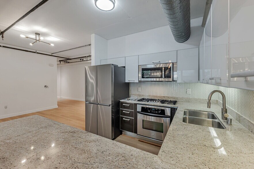 Building Photo - 645 W 9th St