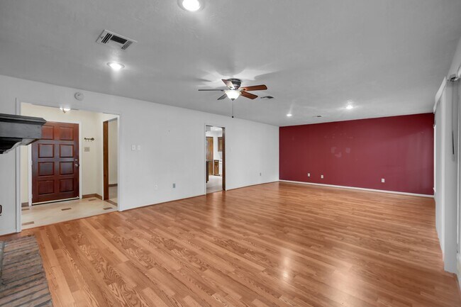 Building Photo - 284 Colonial Ct