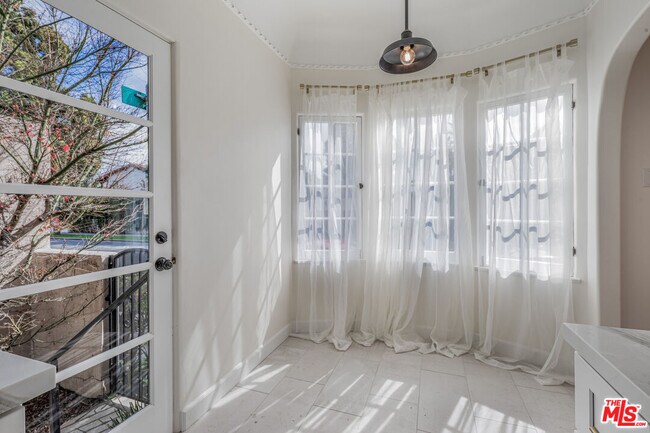 Building Photo - 152 S Roxbury Dr