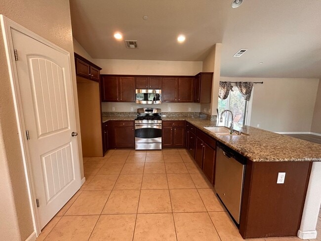 Building Photo - Nice home for rent in Visalia!