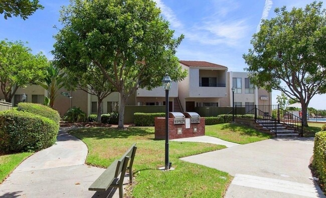 Building Photo - LIGHT & BRIGHT UPGRADED, 2 BEDROOM CONDO, ...