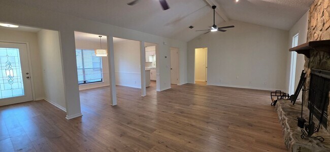 Building Photo - Large 4 Bedroom Located in Arlington!