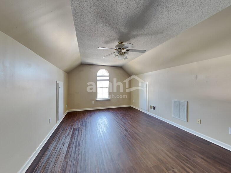Building Photo - 104 Windy Meadow Way