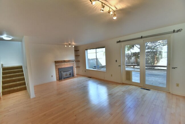 Building Photo - 2Bd/1.5Ba Kirkland Condo