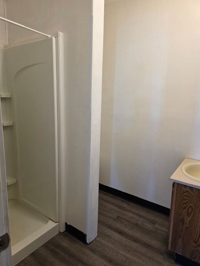 Building Photo - 105 W Emeline St