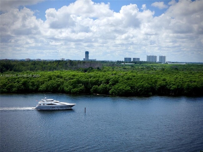 Building Photo - 300 Bayview Dr