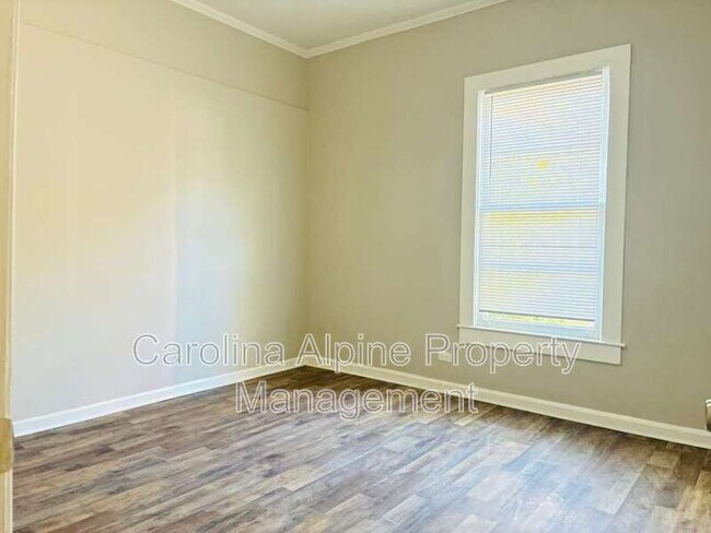 Building Photo - 321 N Poplar St