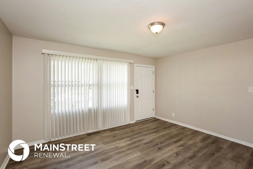 Building Photo - 4851 N Kenyon Dr