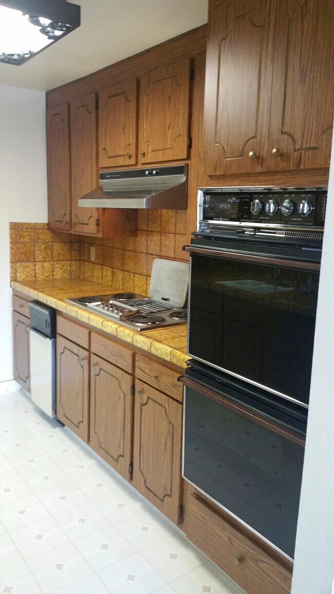 Kitchen - 500 Poplar Ave