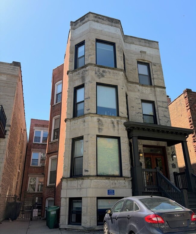 Building Photo - 721 W Roscoe St