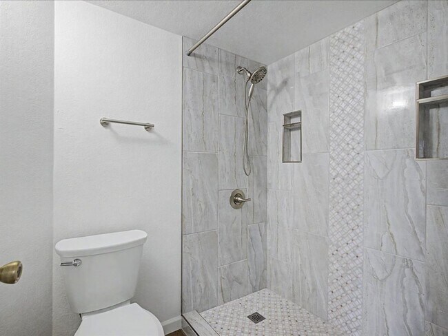 Building Photo - 3 bedroom, 2 bath, Garage
