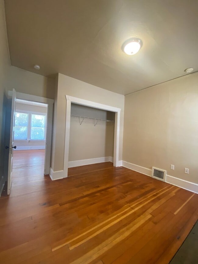 Building Photo - 216 6th St