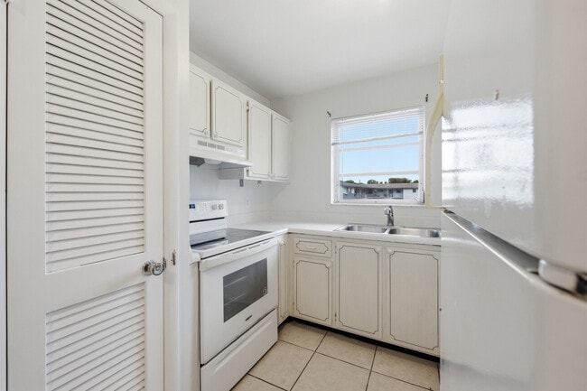 Building Photo - 410 W Palm St