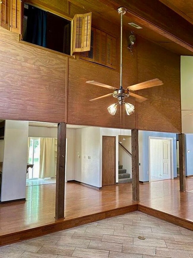 Building Photo - Spacious 3BR/2.5BA Retreat in Briarwood Es...