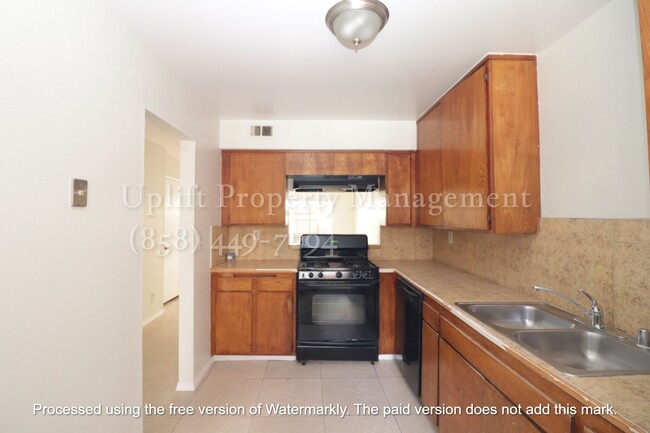 Building Photo - 2 Bed, 1.5 Bath Condo Close to Freeway