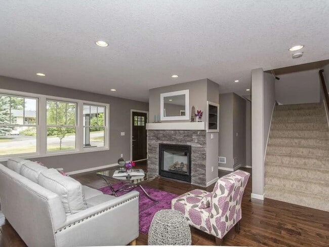 Building Photo - Gorgeous 5-Bed, 6-Bath Luxury Home in Prime Edina – Available September 1