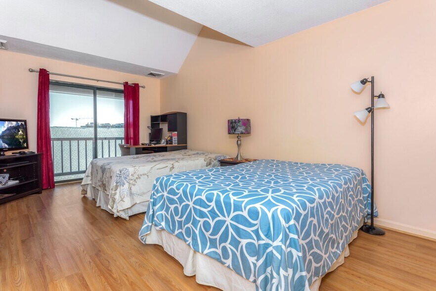 Master Bedroom - 50 S Common St