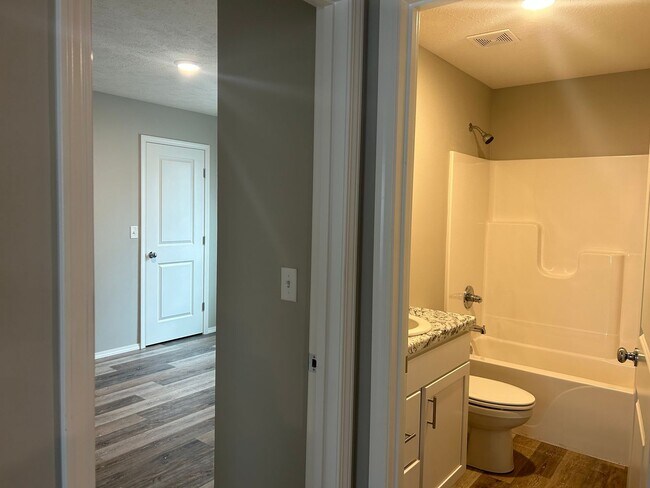 Building Photo - 3 bedroom home with fenced in back yard!