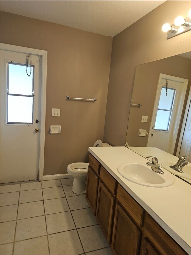 Building Photo - NICE!   LARGE 4 BEDROOM / 2 BATH / 2 CAR G...