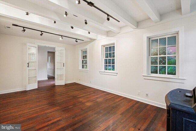 Building Photo - 323 N Patrick St