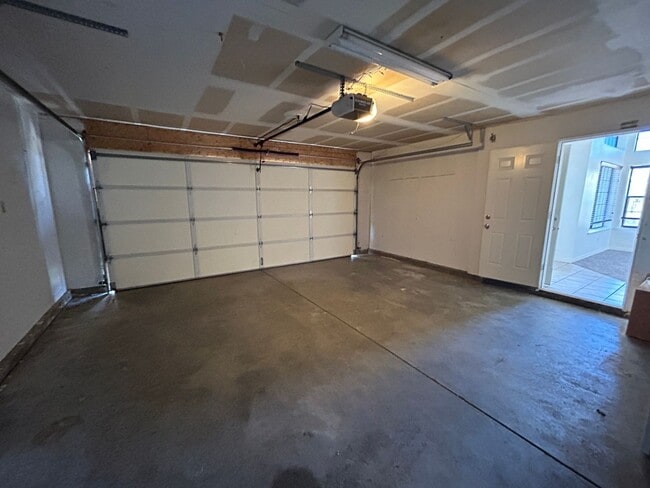 Building Photo - RENNOVATED 4 BED HOME