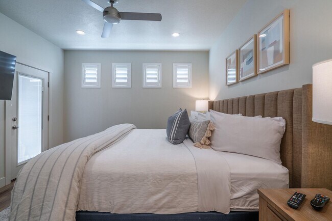 Building Photo - Flexible lease options! Spacious Townhome in Washington