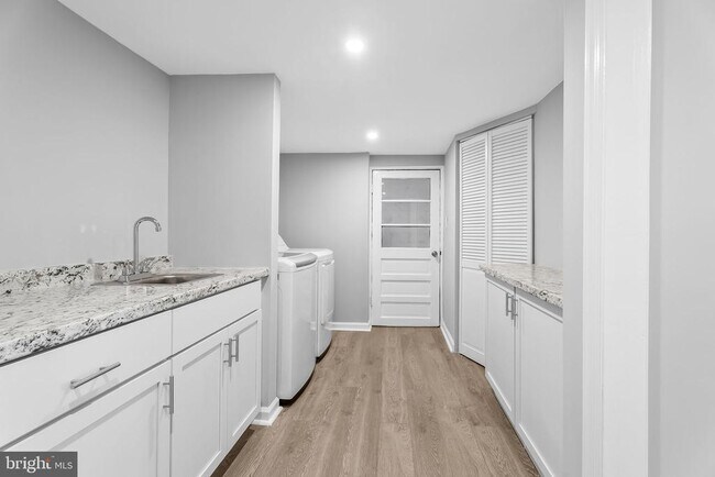 Building Photo - 5822 Brookview Dr
