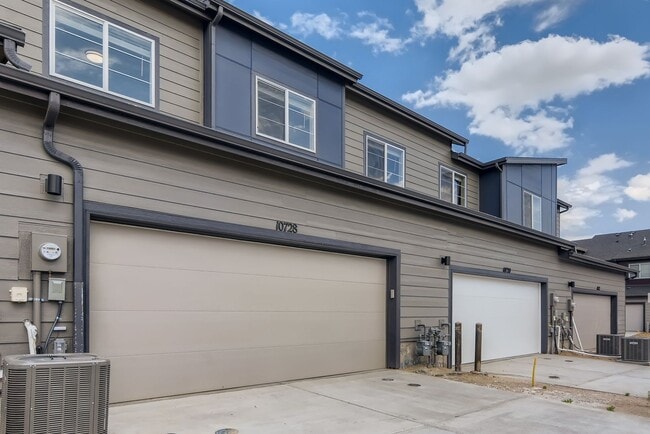 Building Photo - Beautiful 2-story modern townhome available for rent in booming Interquest & Voyager area