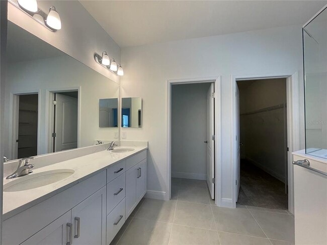 Building Photo - 2561 Star Apple Wy