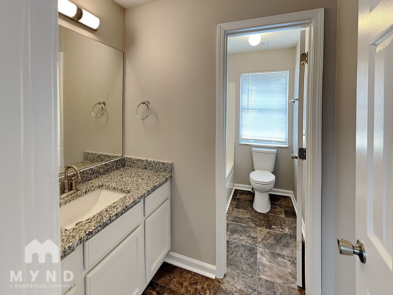 Building Photo - 2395 Raven Cir