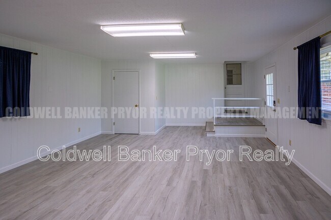 Building Photo - 1225 Panorama Dr