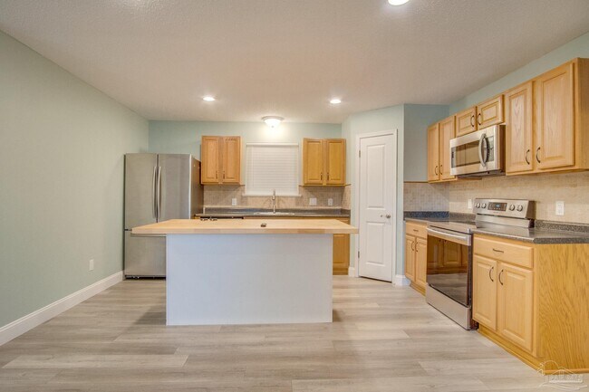 Building Photo - 9880 Creet Cir