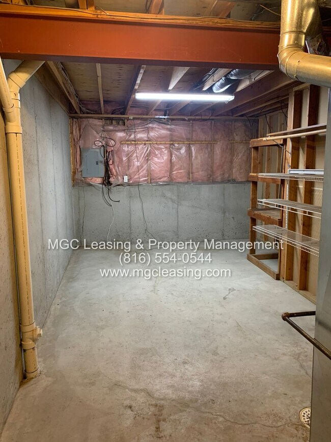 Building Photo - A Bright, Comfortable Split-Level Home in a Convenient Raymore Location - Available April 24