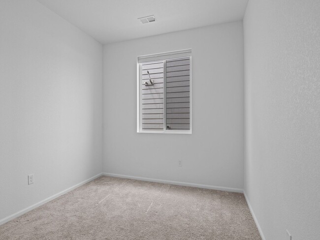Building Photo - Modern Home With Great Amenities Available...
