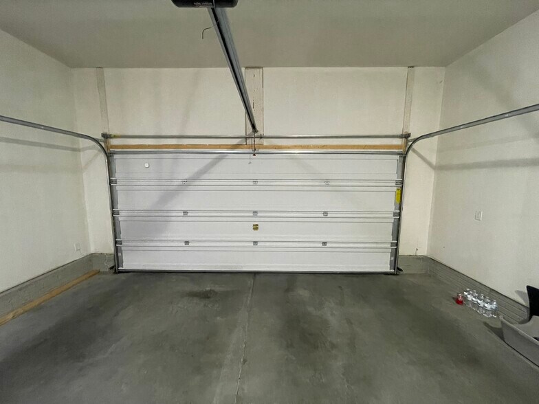 Building Photo - 610 NE 57th St