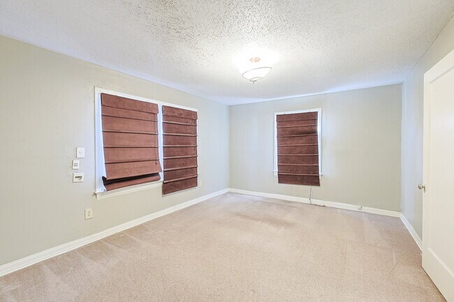 Building Photo - Charming 2 Bedroom Home with Character & Convenient Amenities