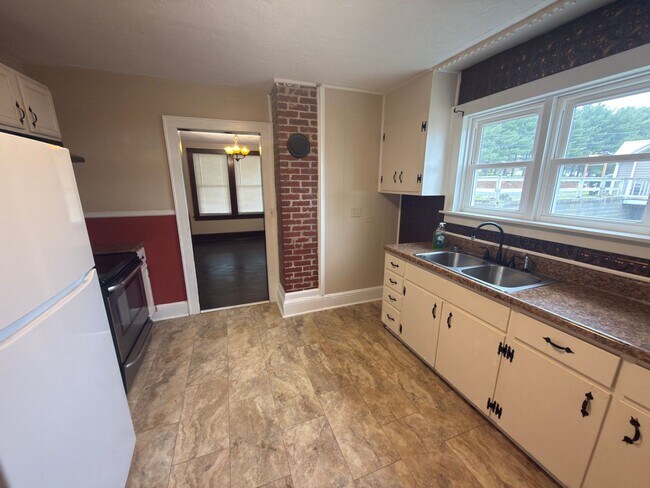 Building Photo - Pulaski, 4BR / 2 BA, available now