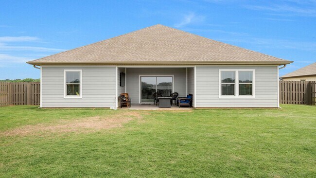 Building Photo - Like-new 4BR/3BA home in desirable St. Cla...