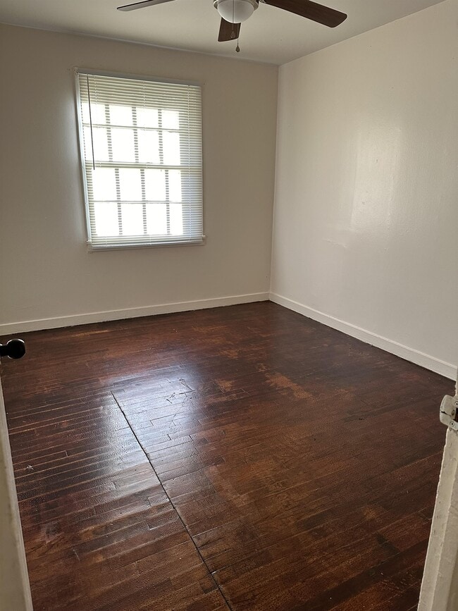 Building Photo - 2404 Knox Dr