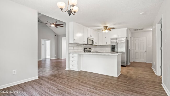 Building Photo - 621 Clover Dr