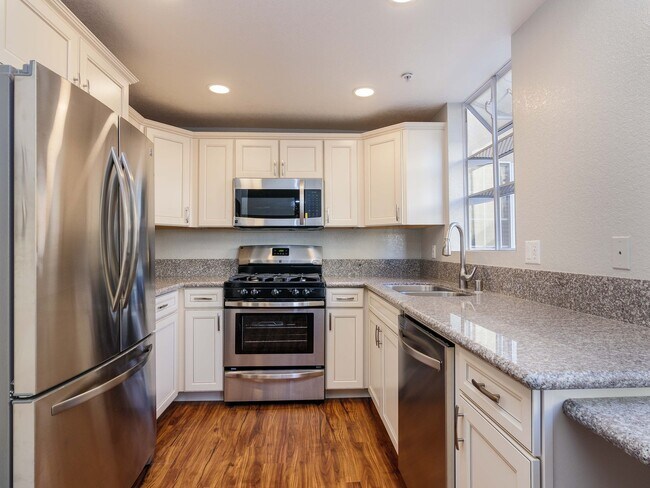 Building Photo - TOTALLY REMODELED, BLOCKS TO THE BEACH!