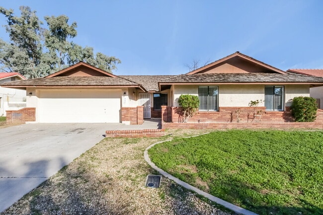 Building Photo - 440 E San Pedro Ave