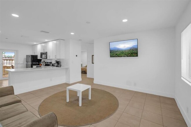 Building Photo - 2 bedroom in Dania Beach FL 33004