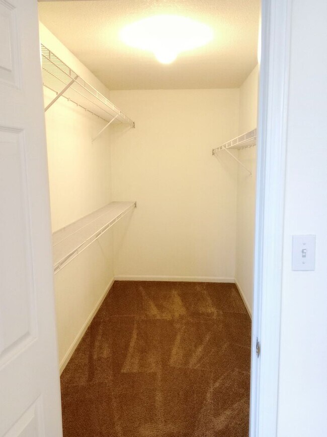 Building Photo - 2401-2403-2403 Northampton Dr