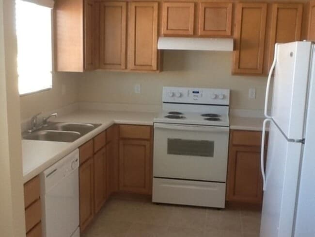 Building Photo - Two Bedroom Townhouse Style Apartment with Garage - Northwest Santa Rosa