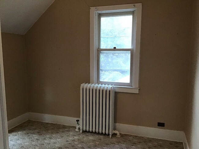 Building Photo - Upper Level Duplex- 2 Bedroom 1 Bath  Morr...